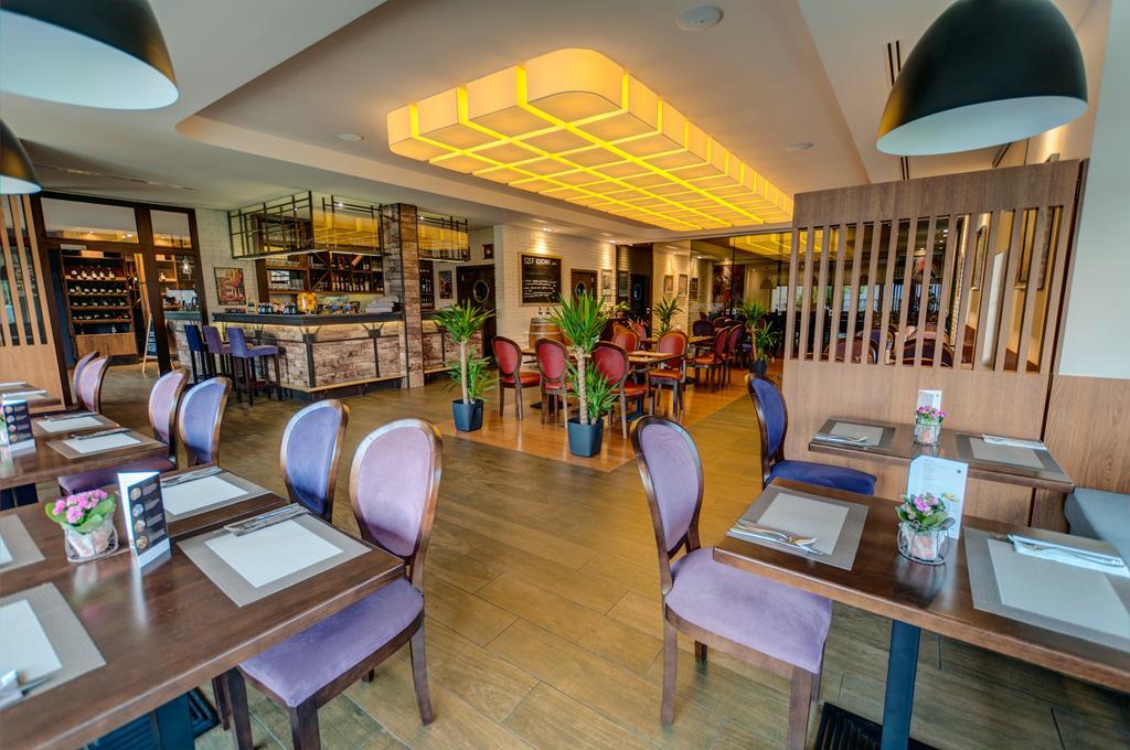 Hotel Figa Plewiska ภายนอก รูปภาพ