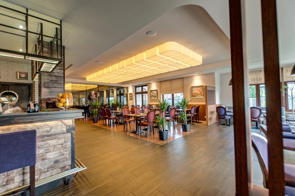 Hotel Figa Plewiska ภายนอก รูปภาพ